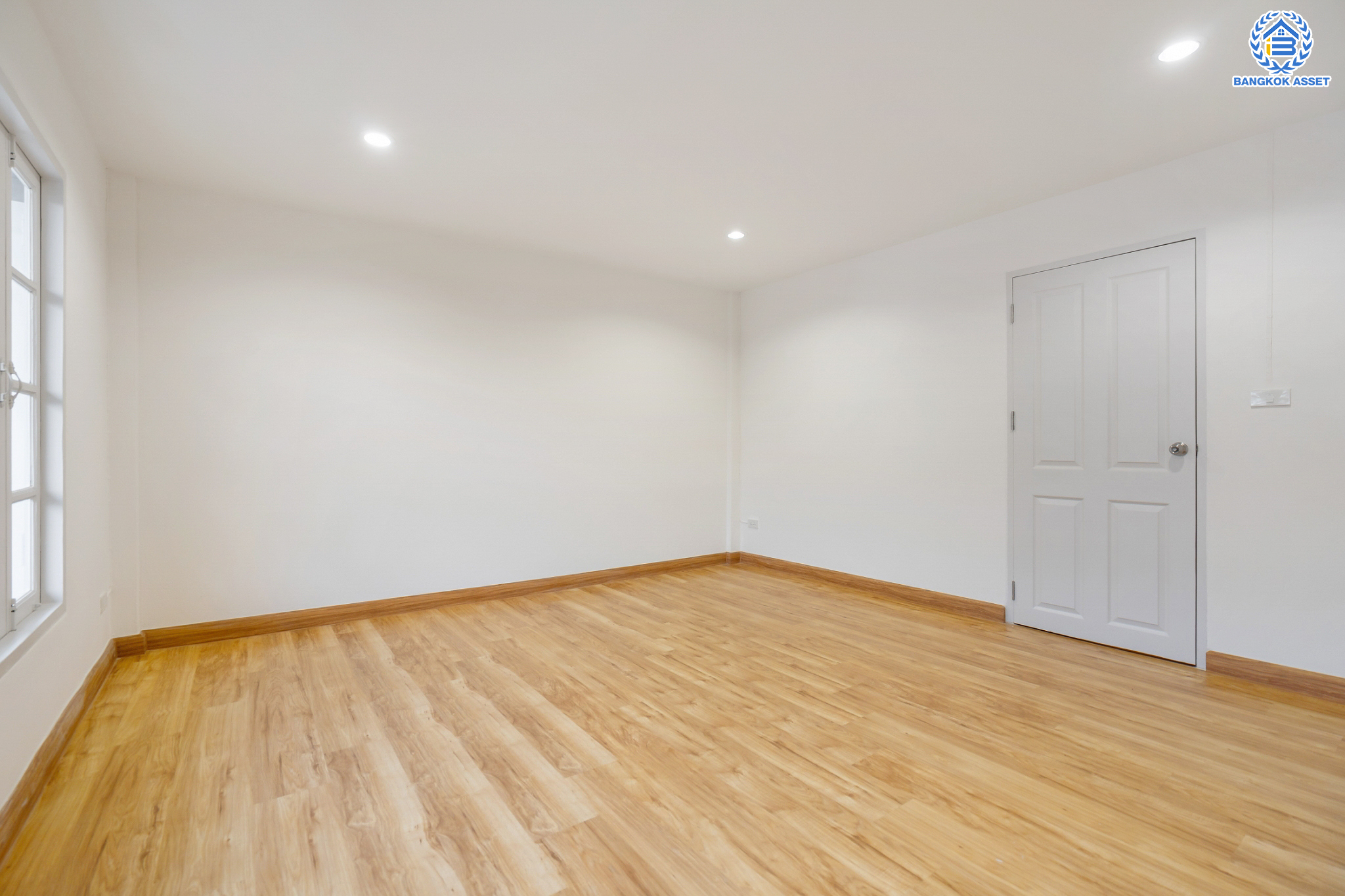 ทาวน์เฮ้าส์มือสองนนทบุรี ม.สรานนท์ ติวานนท์-ปากเกร็ด ทาวน์เฮ้าส์ 3ชั้นครึ่ง เนื้อที่ 18 ตร.ว. ฟังก์ชัน 4 ห้องนอน 3 ห้องน้ำ จอดรถได้ 2 คัน พร้อม Living Room กว้างขวาง บนทำเลติดถนนติวานนท์ ใกล้เซ็นทรัลแจ้งวัฒนะ และรถไฟฟ้าสายสีชมพู "สถานีแยกปากเกร็ด"